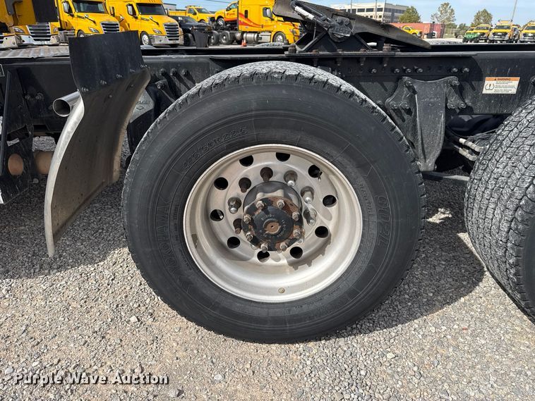 image for item FV2087 2021 Freightliner Cascadia 126 semi truck