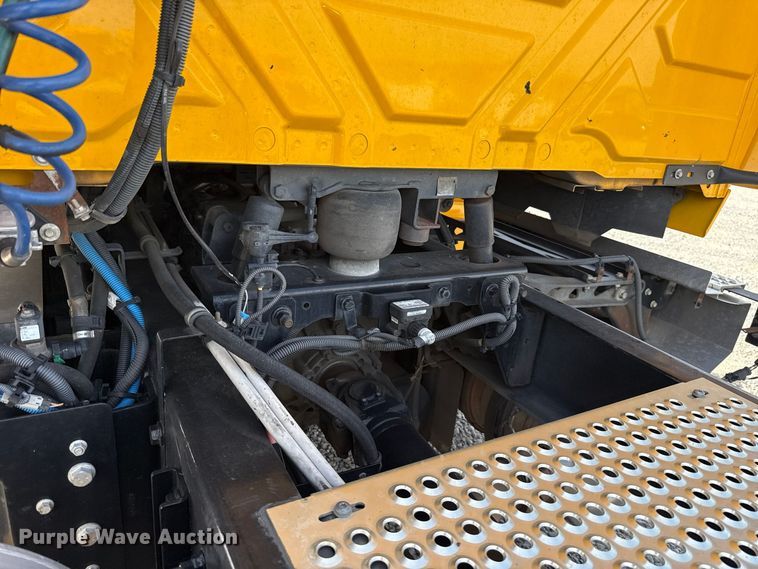 image for item FV2091 2023 International LT625  semi truck