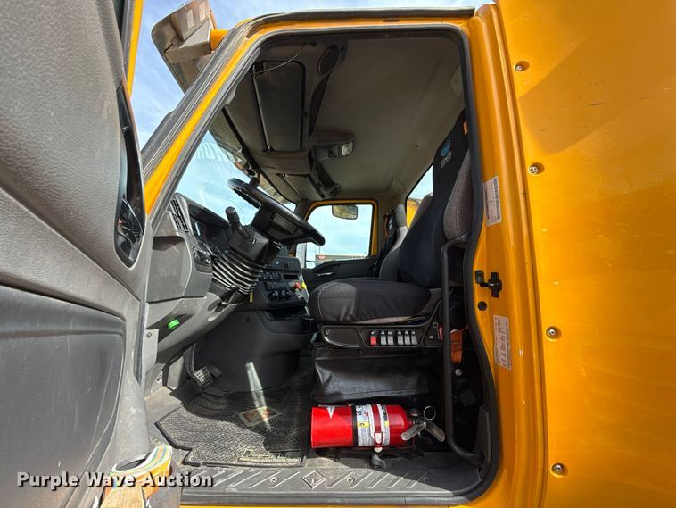 image for item FV2091 2023 International LT625  semi truck