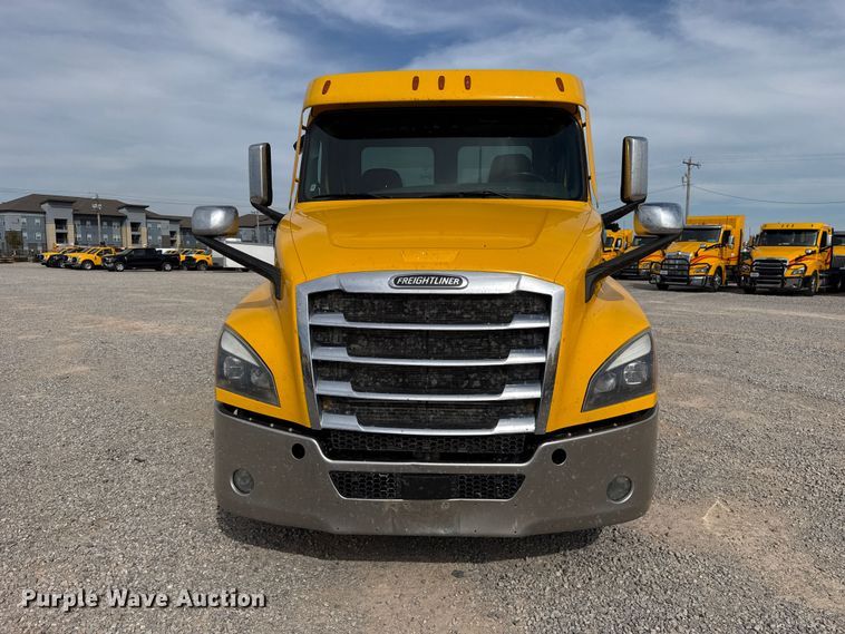 image for item FV2092 2022 Freightliner Cascadia 126 semi truck