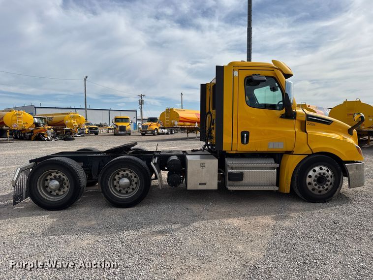 image for item FV2092 2022 Freightliner Cascadia 126 semi truck
