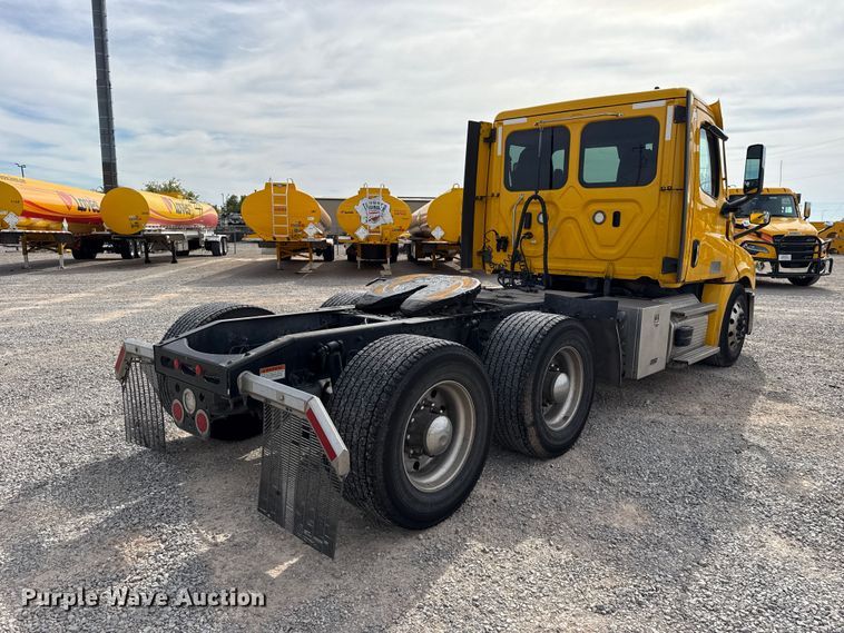 image for item FV2092 2022 Freightliner Cascadia 126 semi truck