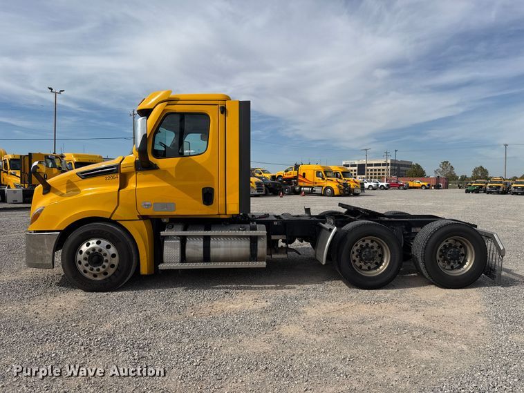 image for item FV2092 2022 Freightliner Cascadia 126 semi truck