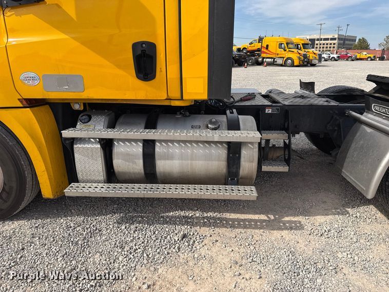 image for item FV2092 2022 Freightliner Cascadia 126 semi truck