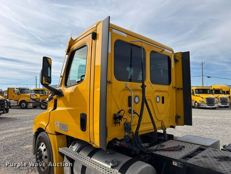 image for item FV2092 2022 Freightliner Cascadia 126 semi truck