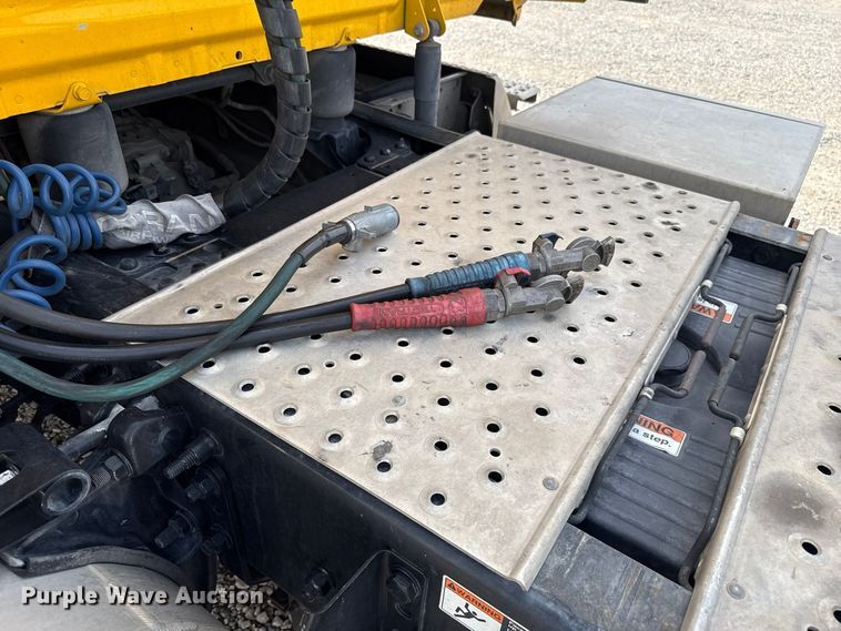 image for item FV2092 2022 Freightliner Cascadia 126 semi truck