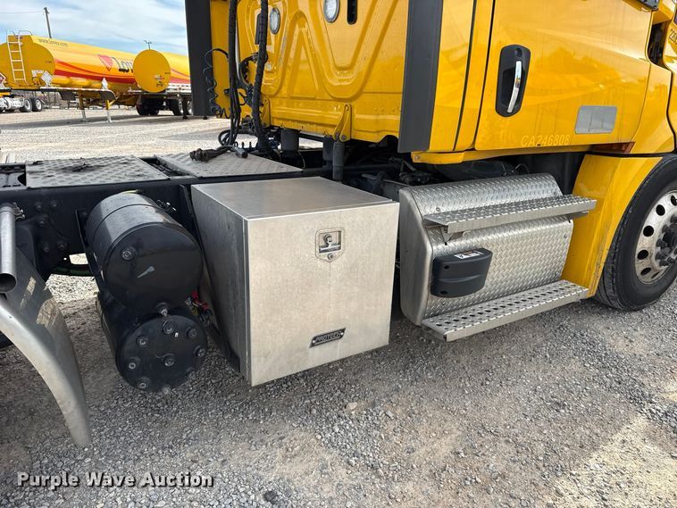 image for item FV2092 2022 Freightliner Cascadia 126 semi truck