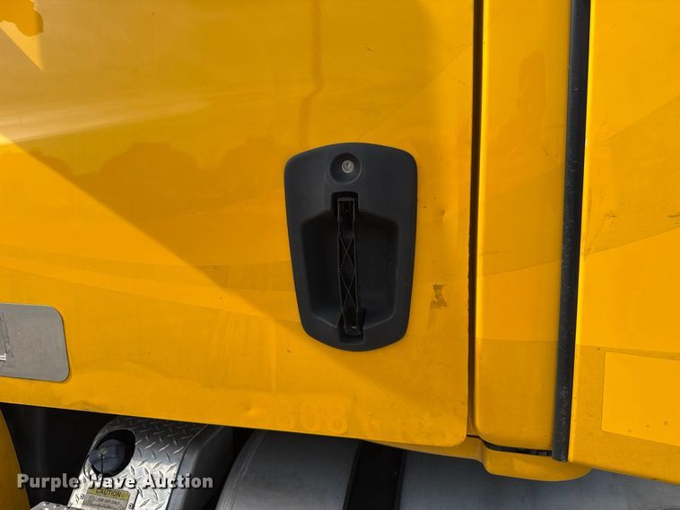 image for item FV2092 2022 Freightliner Cascadia 126 semi truck