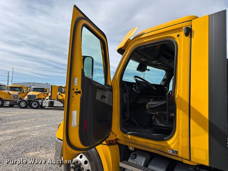 image for item FV2092 2022 Freightliner Cascadia 126 semi truck