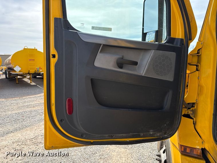 image for item FV2092 2022 Freightliner Cascadia 126 semi truck