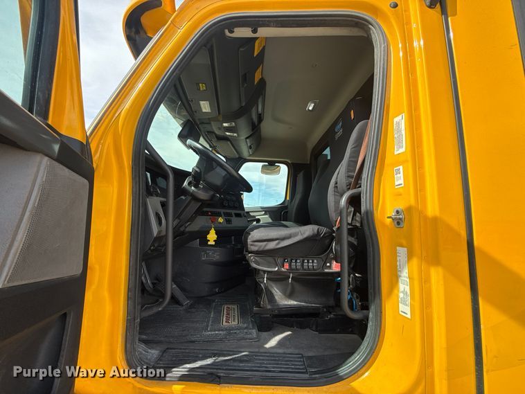 image for item FV2092 2022 Freightliner Cascadia 126 semi truck