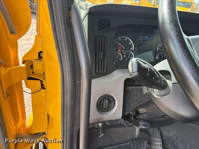 image for item FV2092 2022 Freightliner Cascadia 126 semi truck