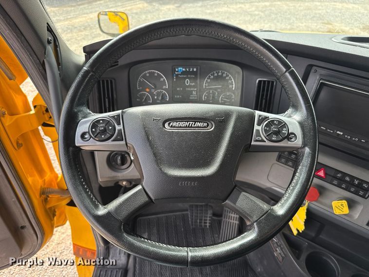 image for item FV2092 2022 Freightliner Cascadia 126 semi truck