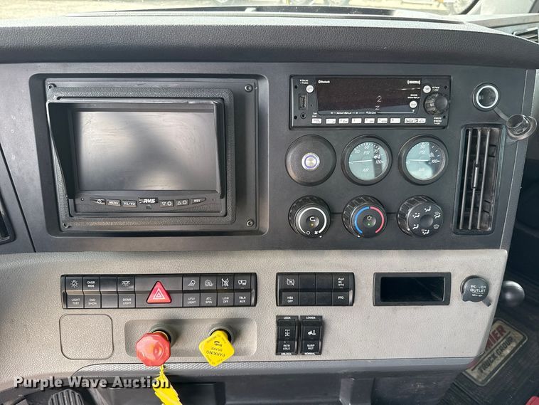 image for item FV2092 2022 Freightliner Cascadia 126 semi truck