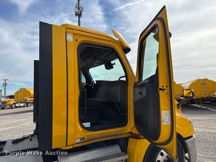 image for item FV2092 2022 Freightliner Cascadia 126 semi truck