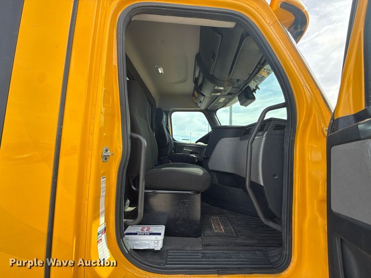 image for item FV2092 2022 Freightliner Cascadia 126 semi truck