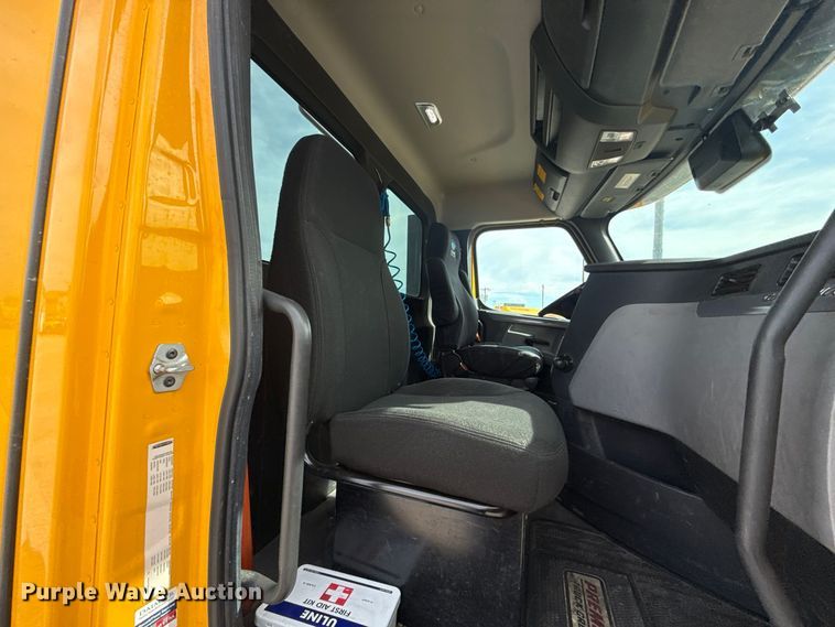 image for item FV2092 2022 Freightliner Cascadia 126 semi truck