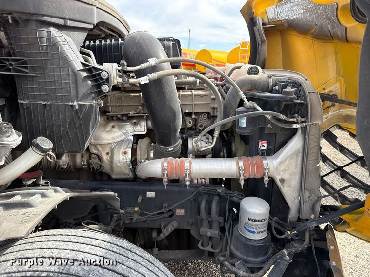 image for item FV2092 2022 Freightliner Cascadia 126 semi truck