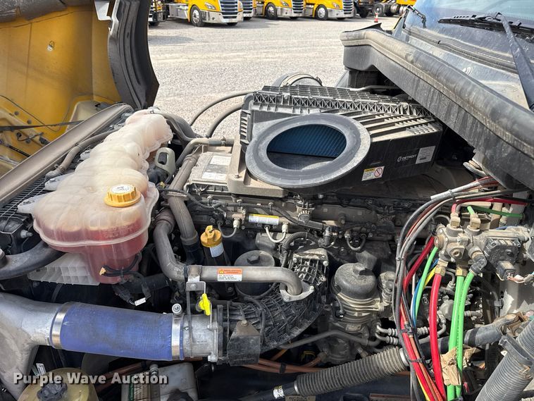 image for item FV2092 2022 Freightliner Cascadia 126 semi truck