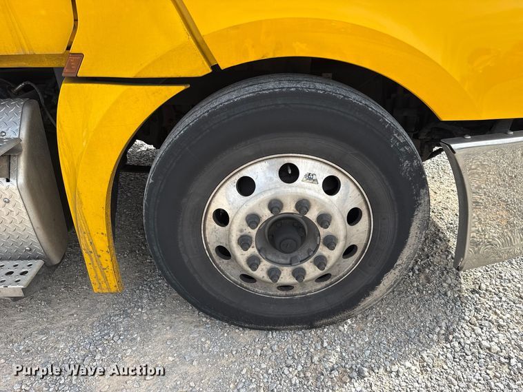 image for item FV2092 2022 Freightliner Cascadia 126 semi truck