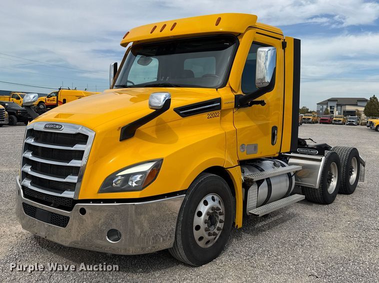 image for item HI9381 2022 Freightliner Cascadia 126 semi truck
