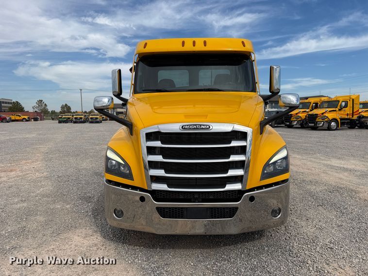 image for item HI9381 2022 Freightliner Cascadia 126 semi truck