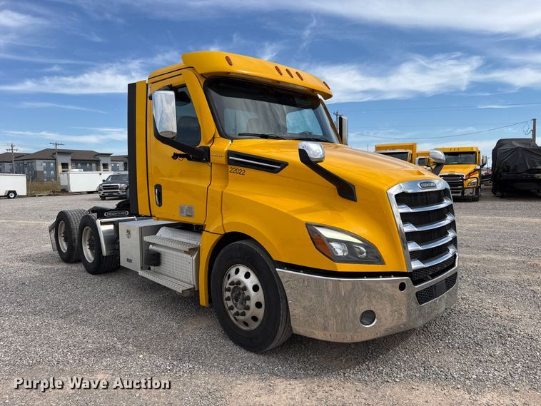 image for item HI9381 2022 Freightliner Cascadia 126 semi truck