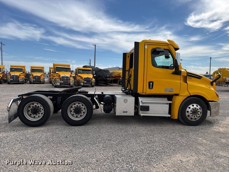 image for item HI9381 2022 Freightliner Cascadia 126 semi truck