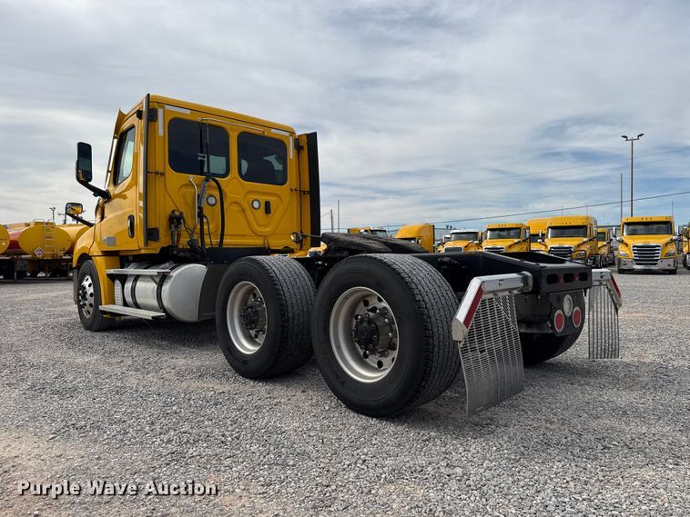 image for item HI9381 2022 Freightliner Cascadia 126 semi truck