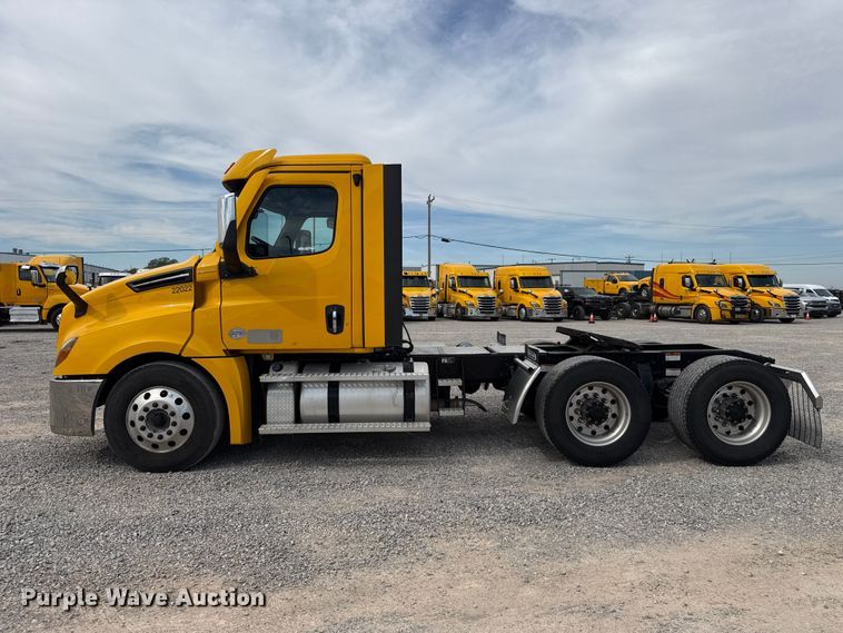 image for item HI9381 2022 Freightliner Cascadia 126 semi truck