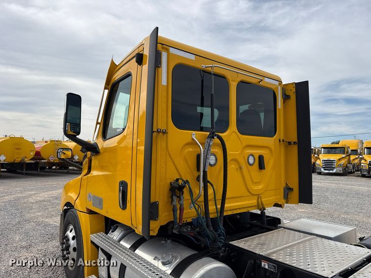 image for item HI9381 2022 Freightliner Cascadia 126 semi truck