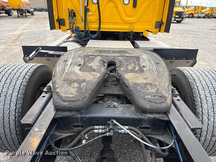 image for item HI9381 2022 Freightliner Cascadia 126 semi truck