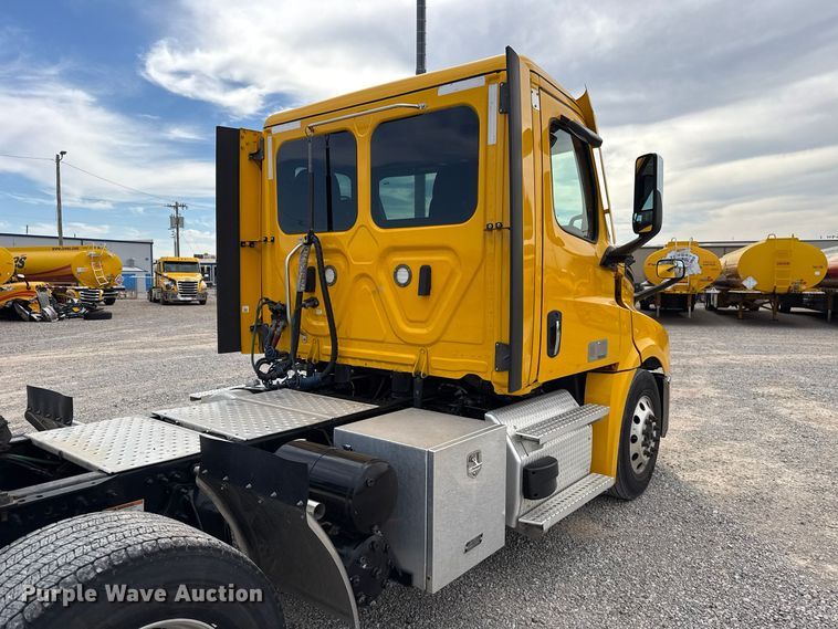 image for item HI9381 2022 Freightliner Cascadia 126 semi truck
