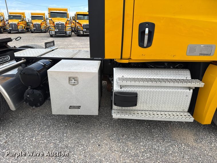 image for item HI9381 2022 Freightliner Cascadia 126 semi truck