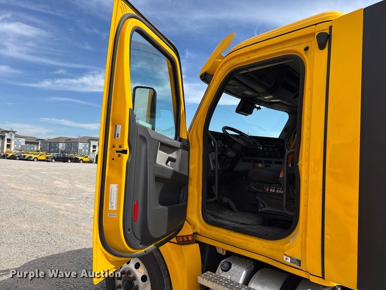 image for item HI9381 2022 Freightliner Cascadia 126 semi truck