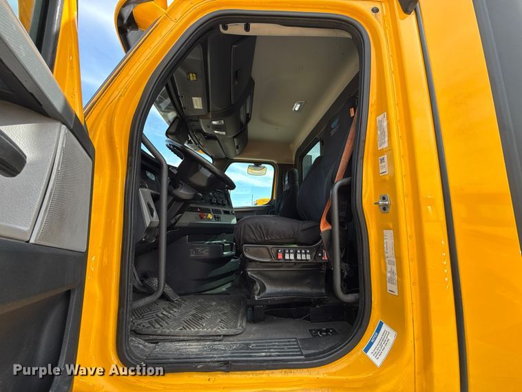 image for item HI9381 2022 Freightliner Cascadia 126 semi truck