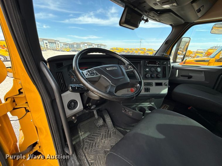 image for item HI9381 2022 Freightliner Cascadia 126 semi truck