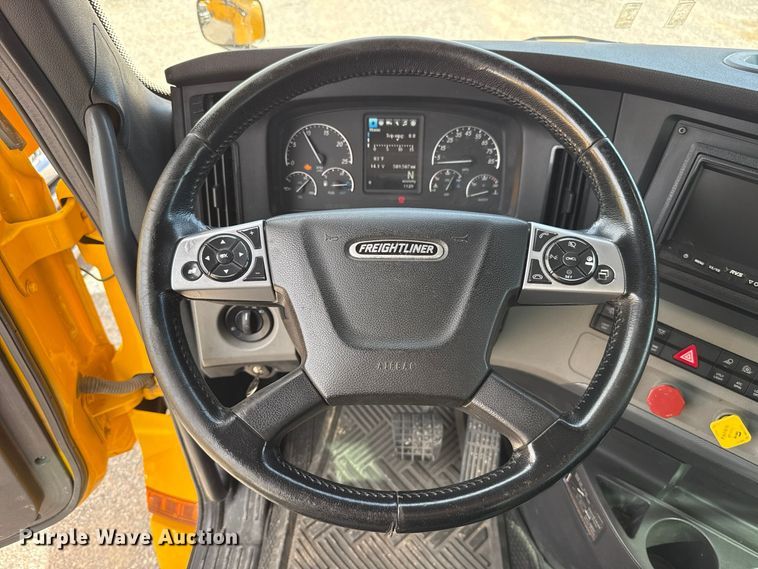 image for item HI9381 2022 Freightliner Cascadia 126 semi truck