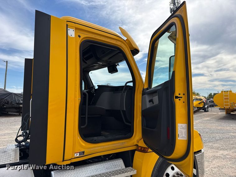 image for item HI9381 2022 Freightliner Cascadia 126 semi truck