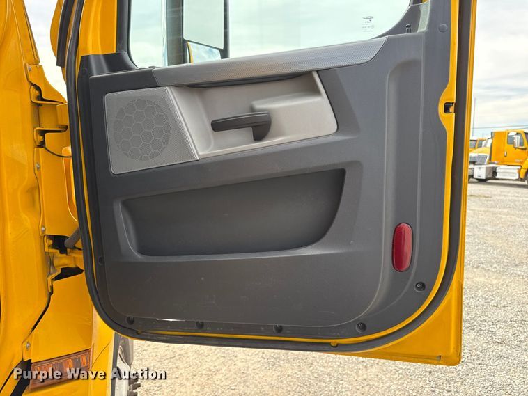 image for item HI9381 2022 Freightliner Cascadia 126 semi truck