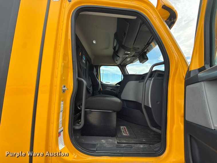 image for item HI9381 2022 Freightliner Cascadia 126 semi truck