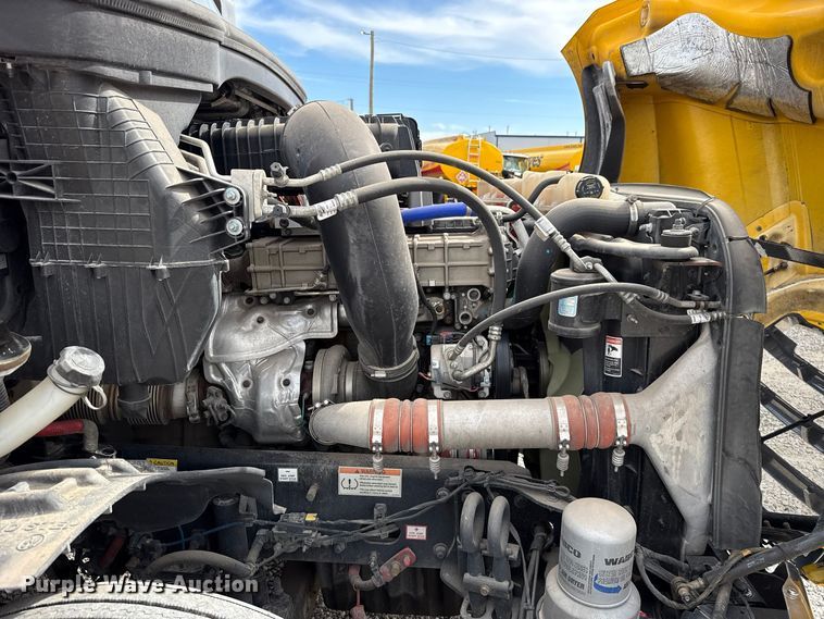 image for item HI9381 2022 Freightliner Cascadia 126 semi truck