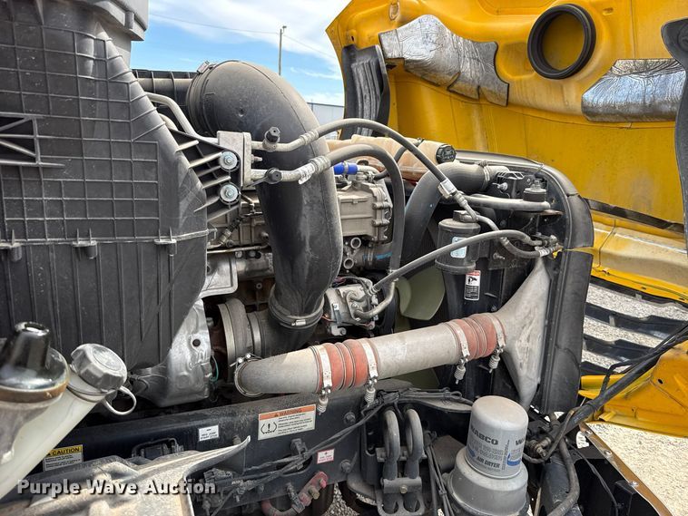 image for item HI9381 2022 Freightliner Cascadia 126 semi truck