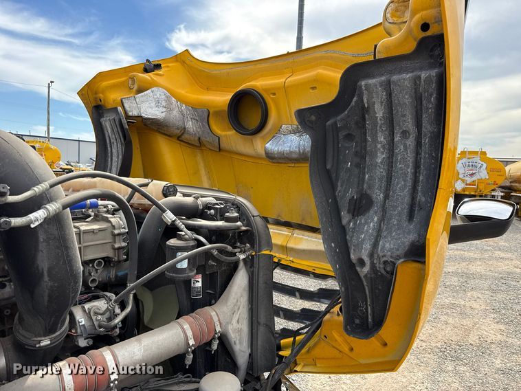 image for item HI9381 2022 Freightliner Cascadia 126 semi truck