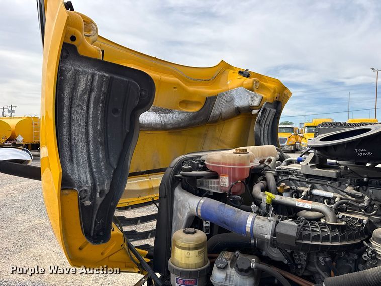 image for item HI9381 2022 Freightliner Cascadia 126 semi truck