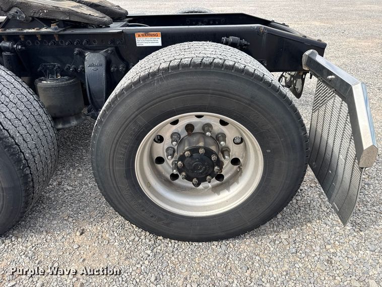 image for item HI9381 2022 Freightliner Cascadia 126 semi truck