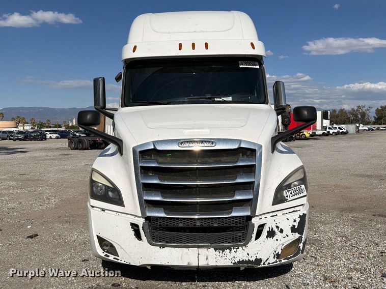 image for item YA3014 2020 Freightliner Cascadia 126 semi truck