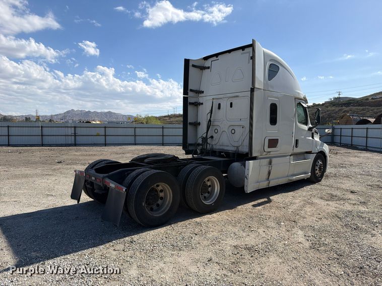 image for item YA3014 2020 Freightliner Cascadia 126 semi truck