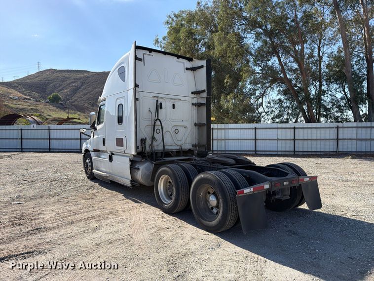 image for item YA3014 2020 Freightliner Cascadia 126 semi truck