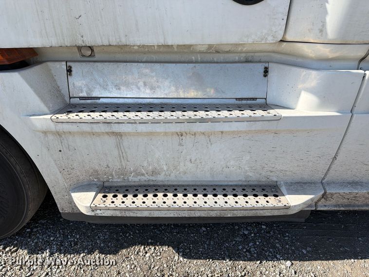 image for item YA3014 2020 Freightliner Cascadia 126 semi truck